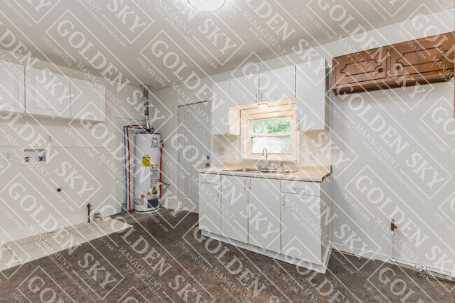 Building Photo - 628 W Memorial Dr