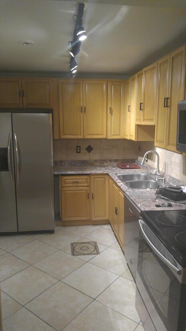 Foto del edificio - 7112 Pine Manor Dr