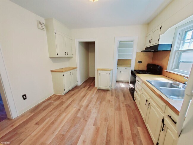 Building Photo - 2 br, 1 bath Condo - 30 Colonial Rd Apt 2