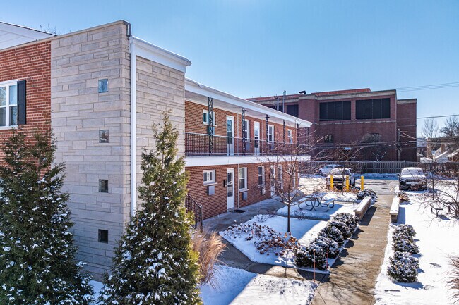 Alternate Image - Douglas Avenue Apartments