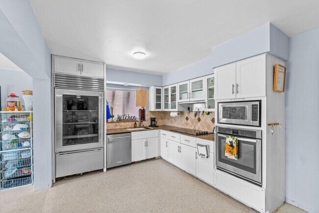 Building Photo - 1080 SW 13th St