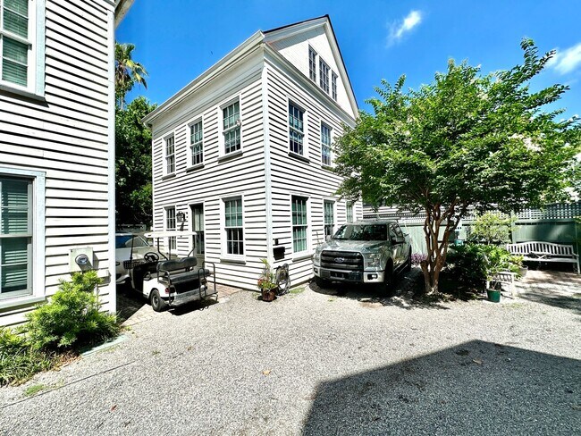 Foto del edificio - 3 Bedroom 2.5 Bath House in the hip Elliot...