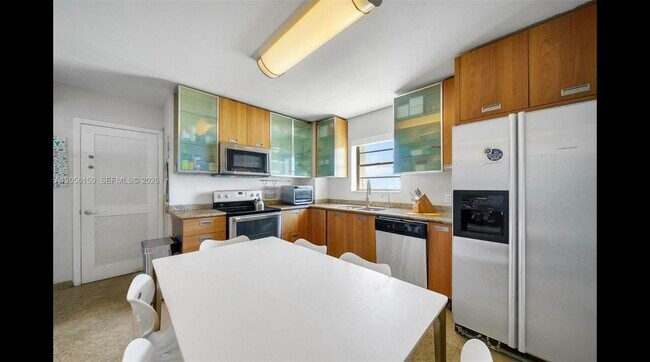 Foto del edificio - 5825 Collins Ave