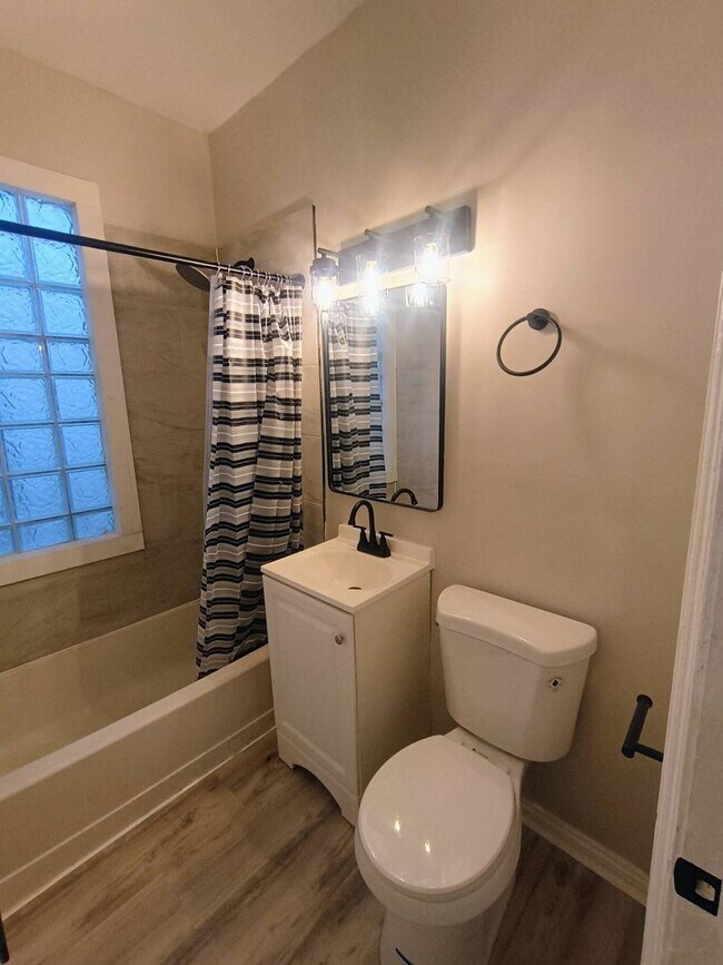 Foto del edificio - Charming 4-Bedroom Home in Harambee