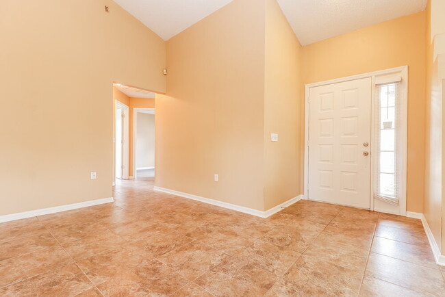 Building Photo - 10244 Rainbow Oaks Dr
