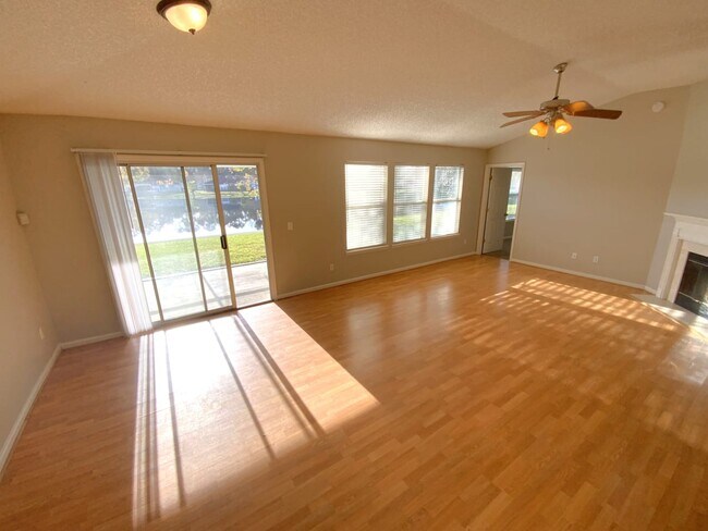 Foto del edificio - 572 Prosperity Lake Dr