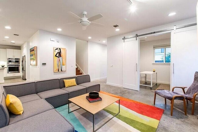 Foto del edificio - 4111 Spicewood Springs Rd