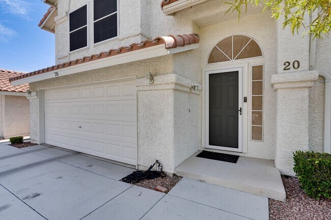 Building Photo - Cozy 3-Bed Home with Pool & Fireplace in P...