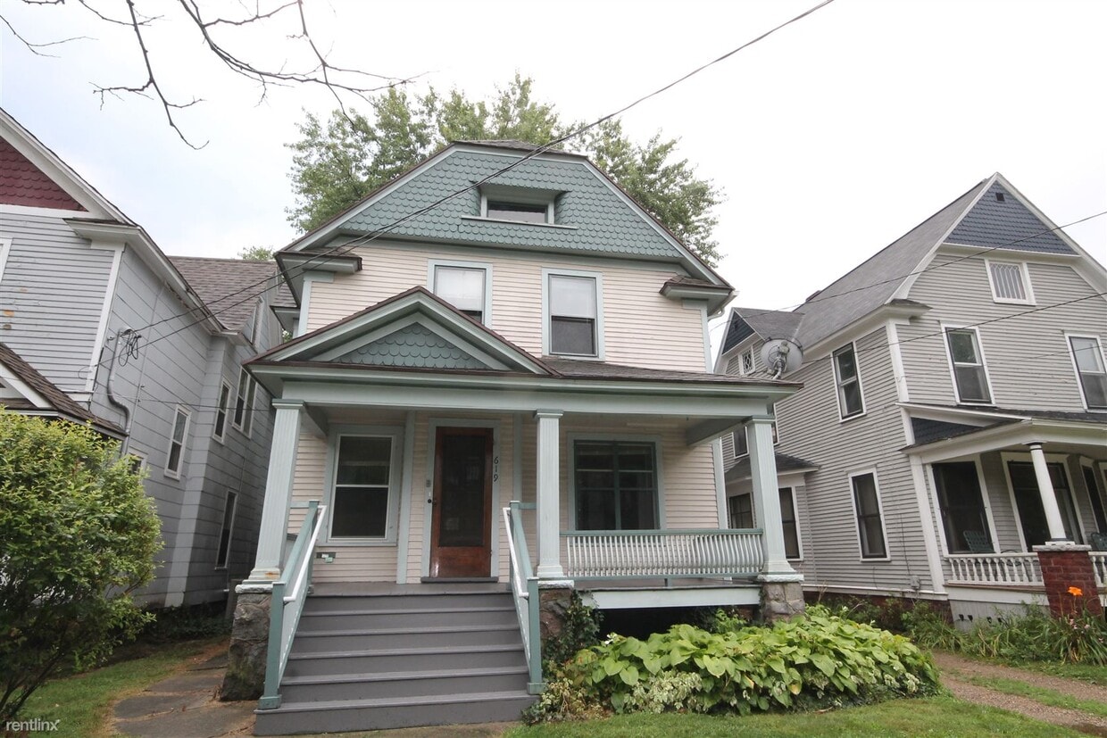 Primary Photo - 3 br, 2 bath House - 619 Village St AVAILA...