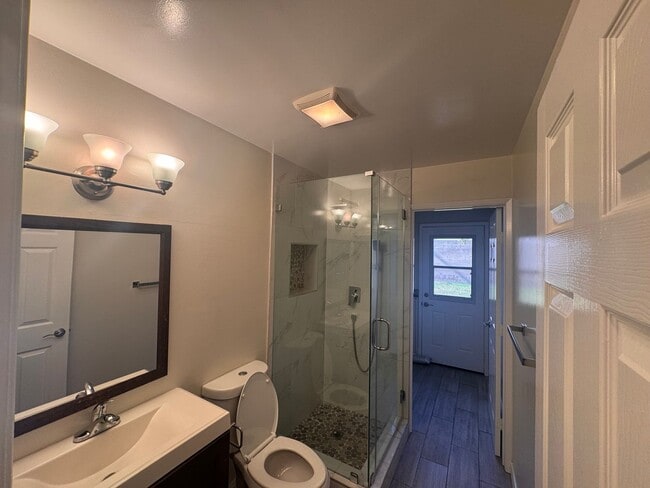 Building Photo - Charming RE-MODELED 3 bed / 2 bath home