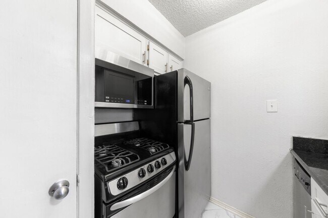 Foto del edificio - 2401 Manor Rd