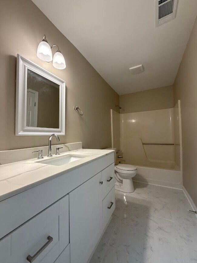 Building Photo - 2930-2932 Lakemont Dr SW