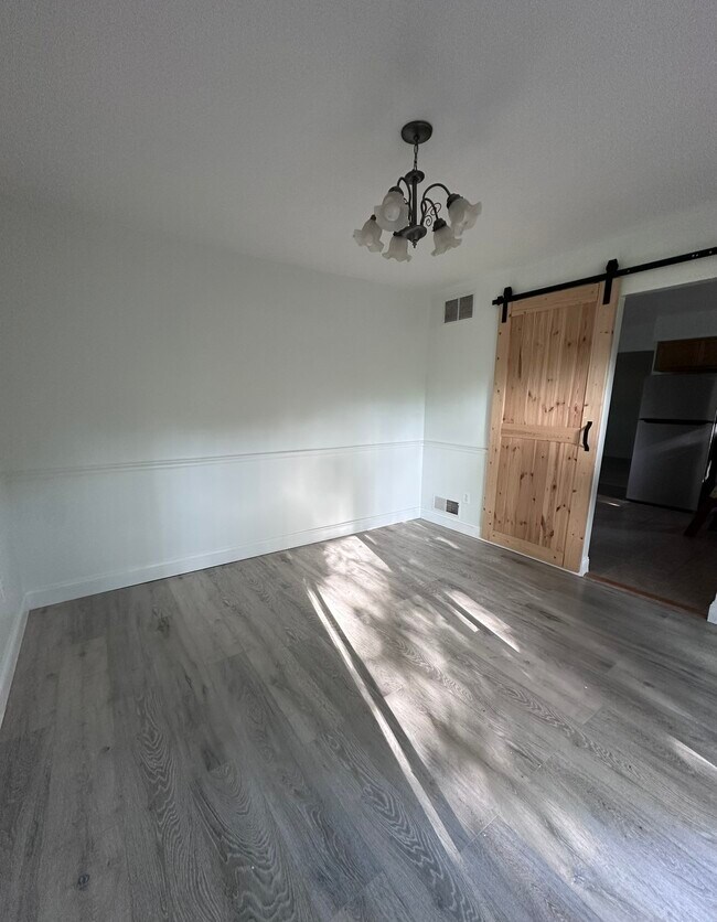 dining room - 1001 Jackson Blvd