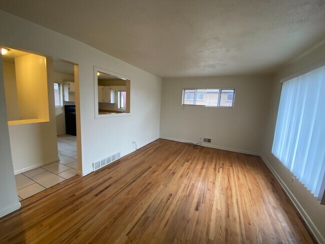 Building Photo - Charming 4 bed/2 bath Brick Home! Availabl...