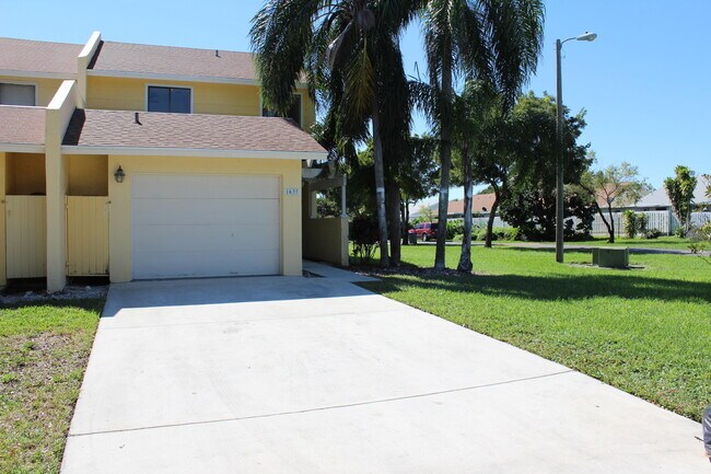 Building Photo - 1635 Woodbridge Lakes Cir