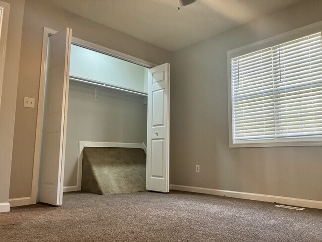 Foto del edificio - 145 Viking Dr