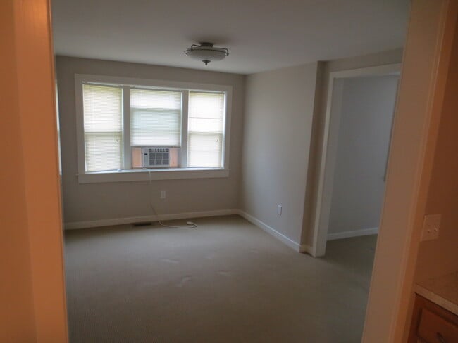 Building Photo - 357 Naubuc Ave