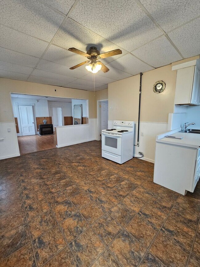 Foto del edificio - Spacious 3 Bedroom, 1 Bath Apartment