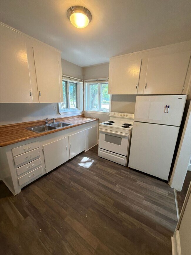 Building Photo - 3526 Eastway Dr
