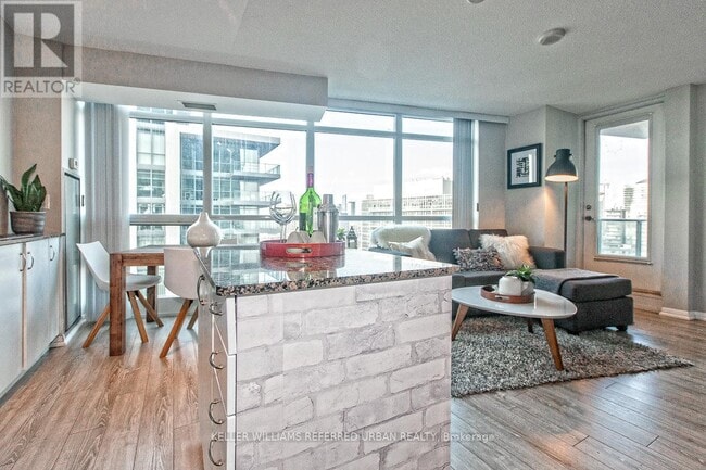 Building Photo - 215 Fort York Blvd