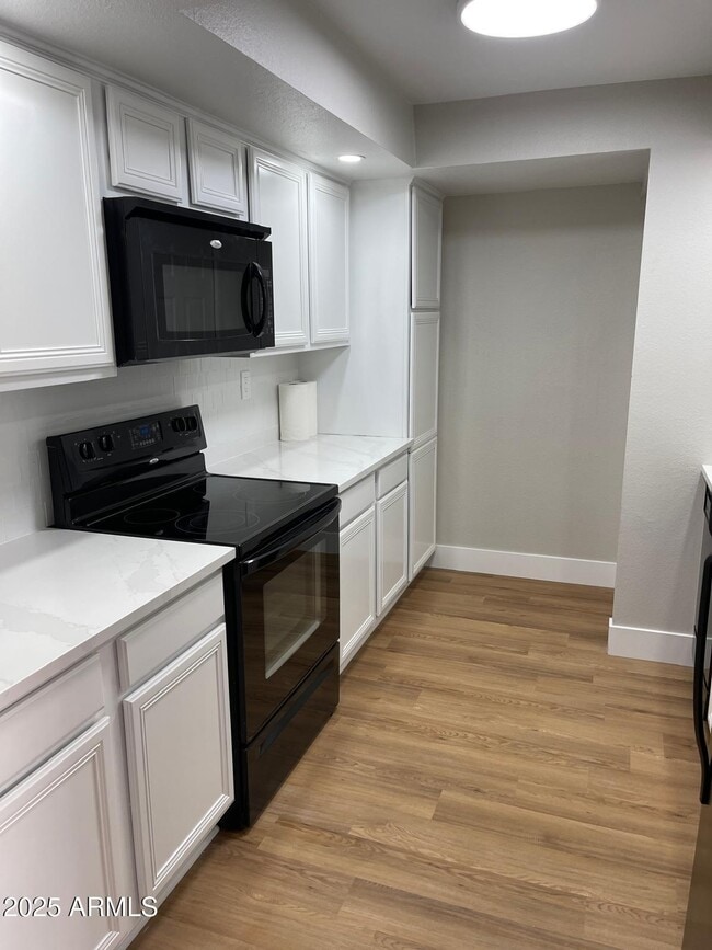 Building Photo - 8500 E Indian School Rd