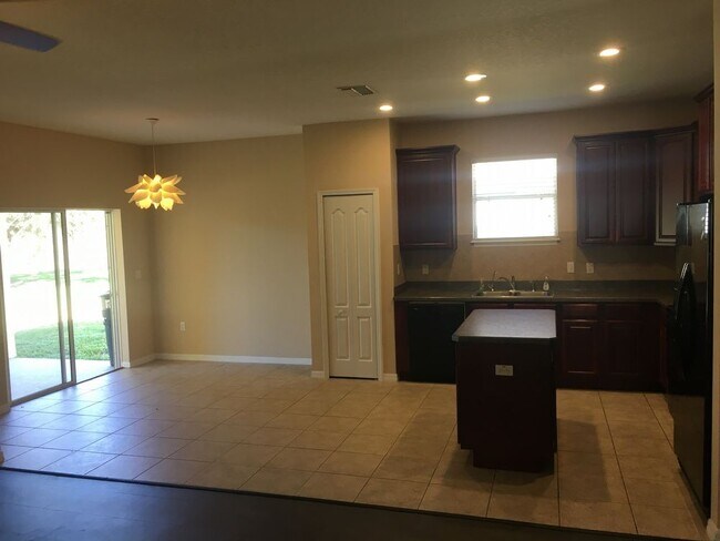 Building Photo - 3/2 House with 2 car garage in Colony Lakes