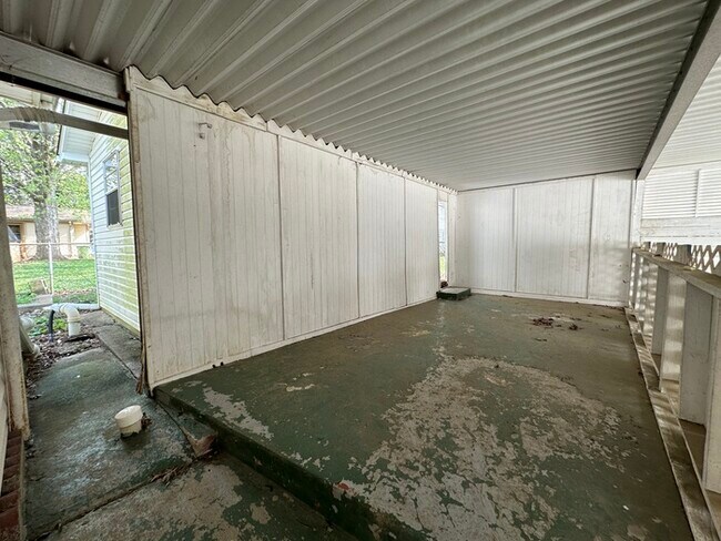Building Photo - Lots of Storage!