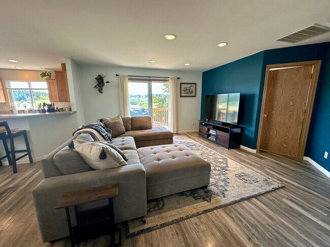 Building Photo - 3 Bed/2 Bath Quiet Living, Pet Friendly, N...