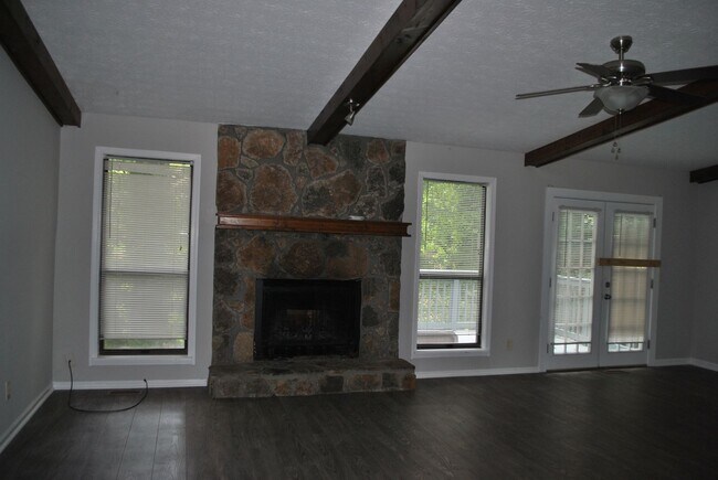 Foto del edificio - Spacious 1-Acre Lot