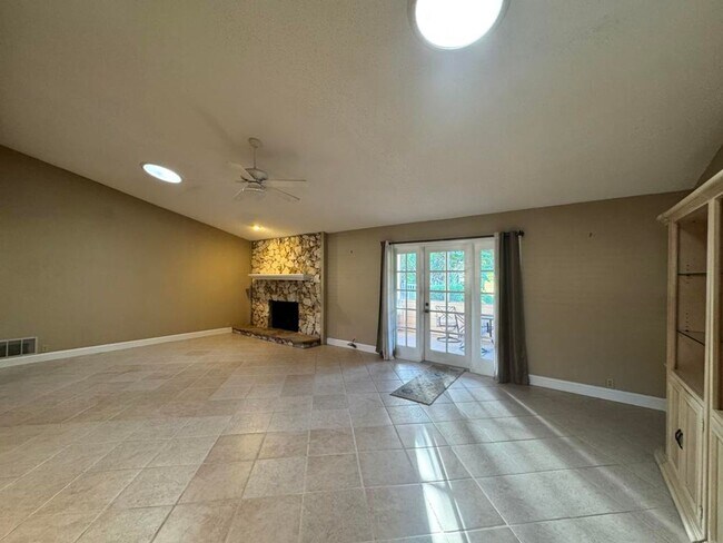 Building Photo - 3/2 in Pelican Bay