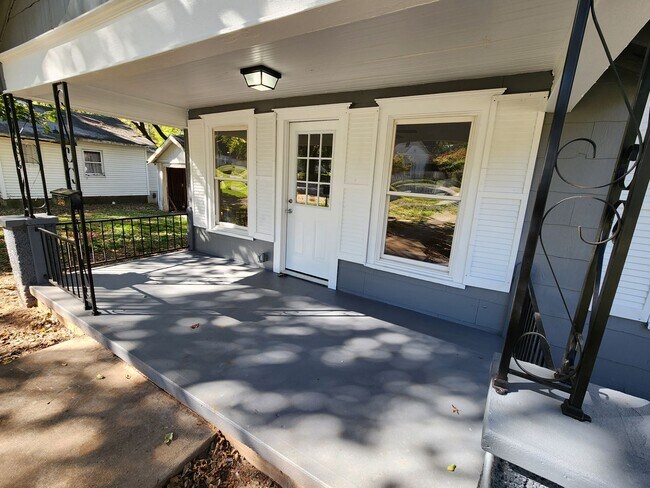 Building Photo - Spacious 2-Bedroom, 1-Bathroom Home AVAILA...