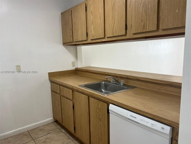 Foto del edificio - 8610 N Sherman Cir