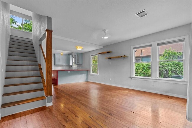 Building Photo - 204 Caney St