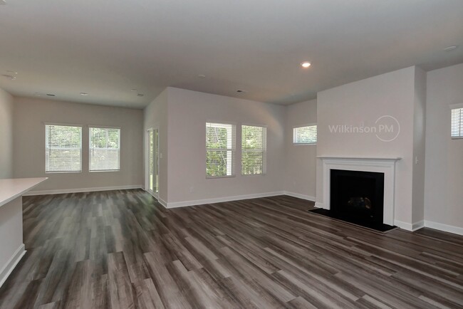 Building Photo - Beautiful 4Br/3Bth Home in Belmont