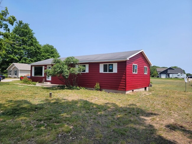Building Photo - 4 bed 1.5 Bath, Walking Distance to West Woods School. Dogs and Cats Welcome