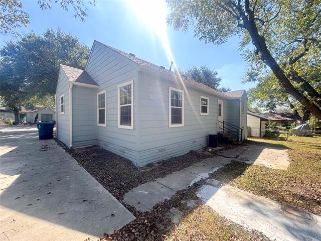 Building Photo - 608 W Lake St