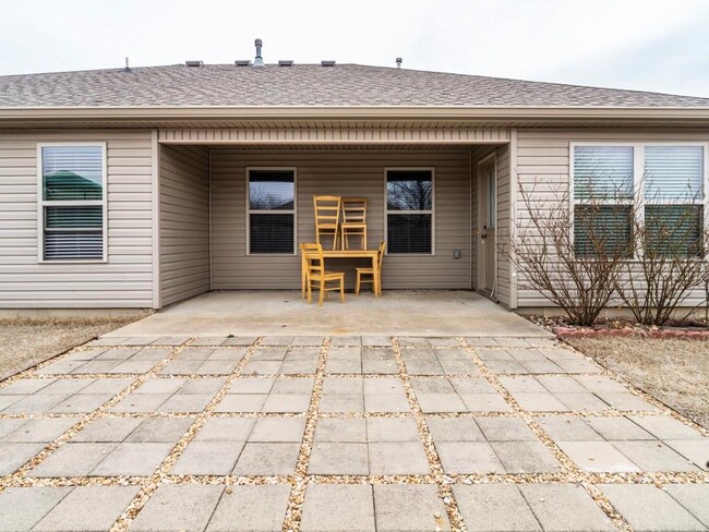 Building Photo - 140 Willow Dr