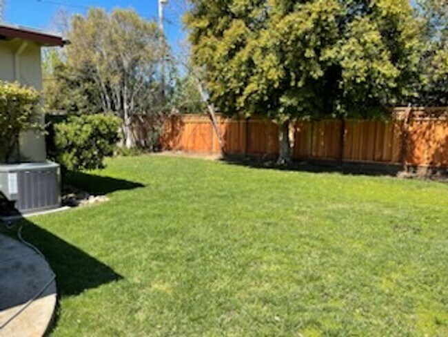 Foto del edificio - Lovely 3 Bedroom with spacious yard. Great location!