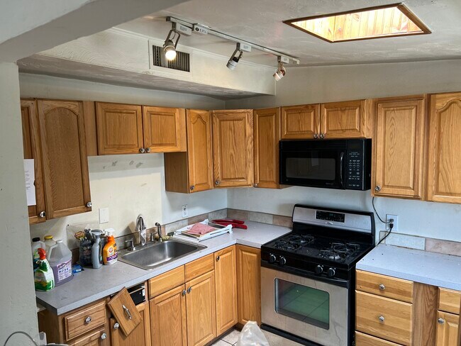 Building Photo - 1304 N Alvernon Way