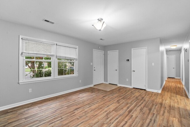 Building Photo - Newport News Rancher 3 BR 2 BA Culd-de-sac