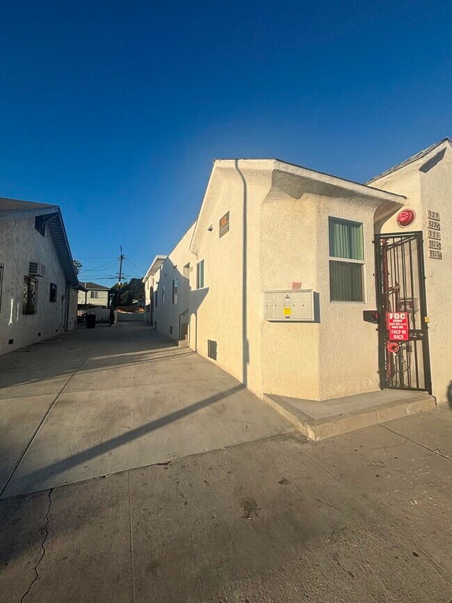 Foto del edificio - 329 1/2 E Gage Ave