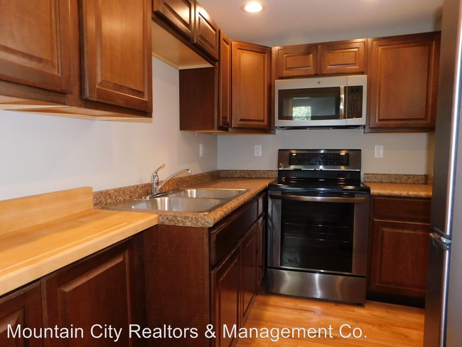 Building Photo - 1 br, 1 bath House - 1006 Forest Avenue