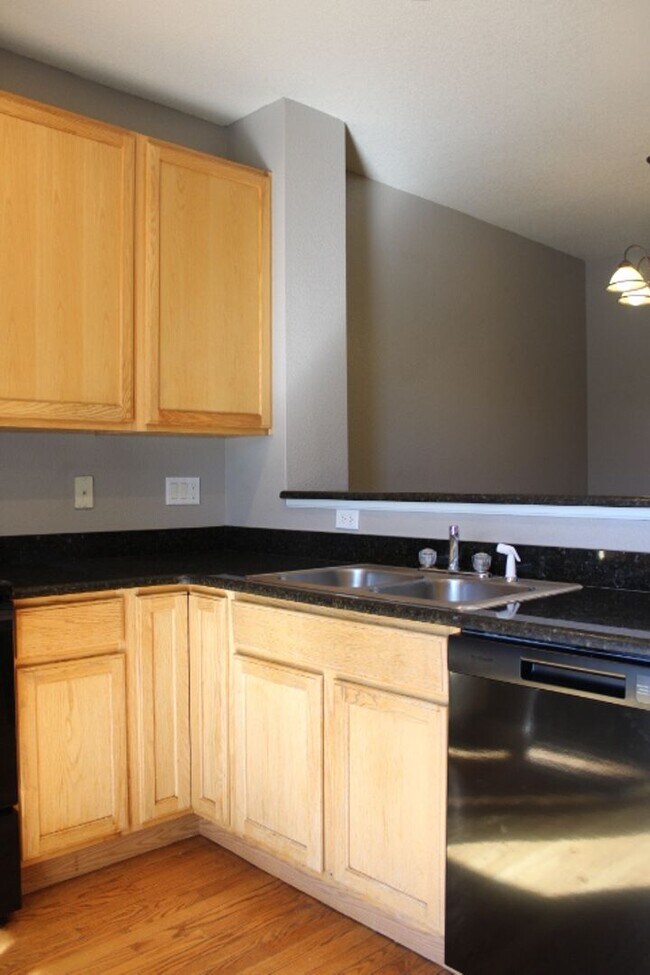 Foto del edificio - Stonegate Townhouse w/ 3 br/3 1/2 baths!!