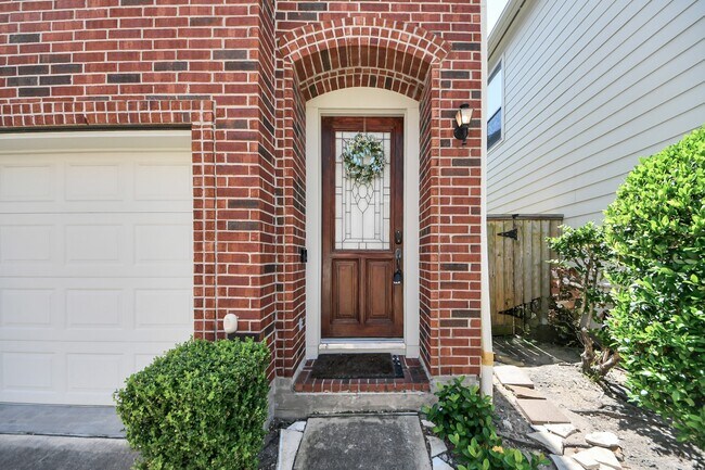Building Photo - 1727 Aden Dr