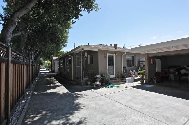 Building Photo - 700 Live Oak Ave