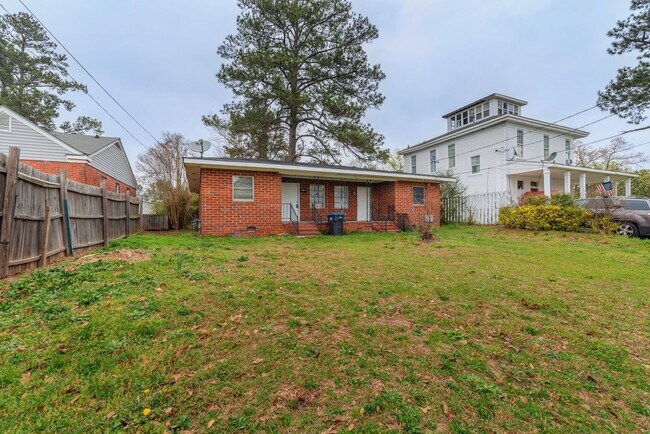 Building Photo - $910 - 2 bed/1 bath duplex for rent off Wa...