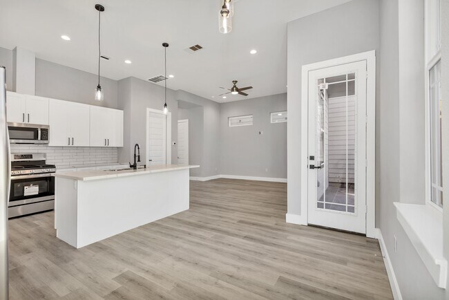 Foto del edificio - 4924 Winnetka St