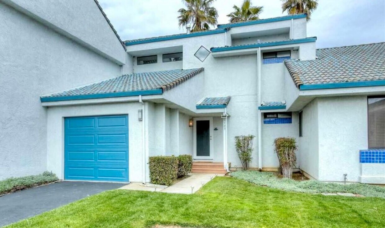 Primary Photo - Charming 2 Bed, 2 Bath Condo with a Loft o...