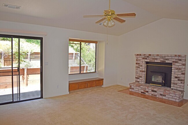 Foto del edificio - 134 Castlemont Dr