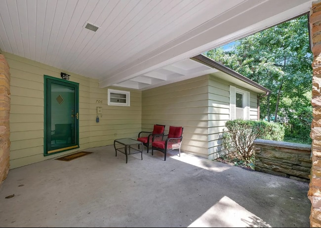 Building Photo - 706 Hessel Blvd